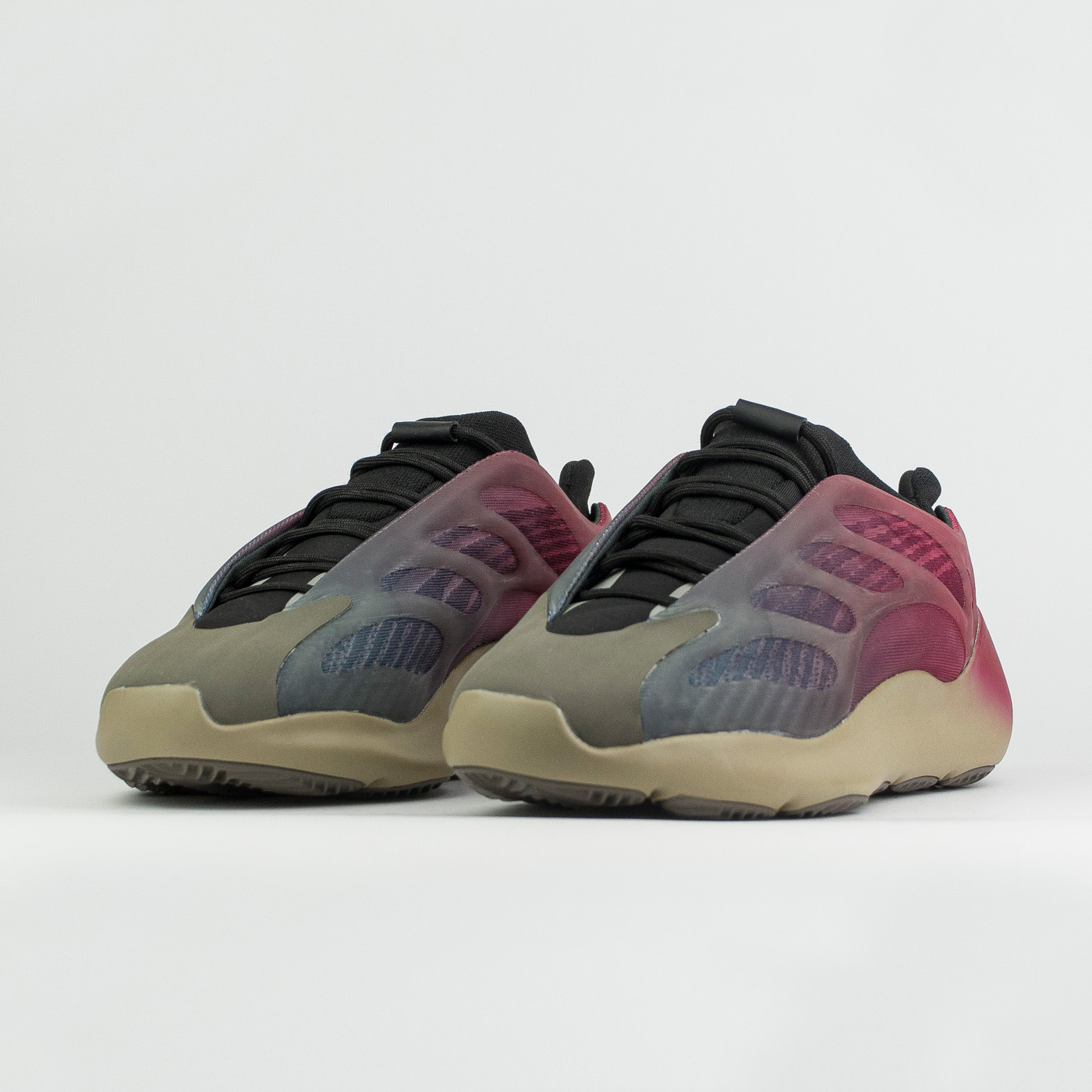 Кроссовки Adidas Yeezy Boost 700 v3 Fade Carbon