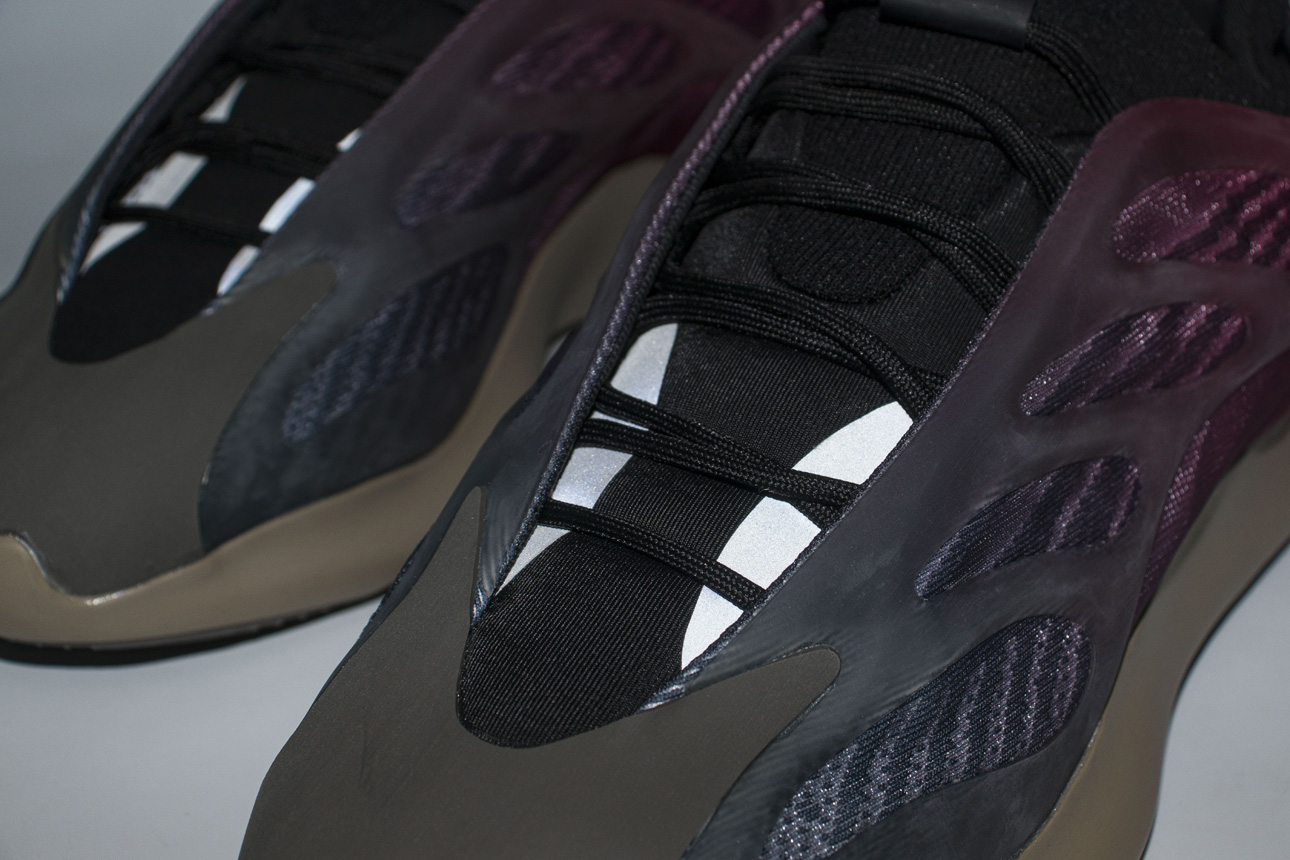 Кроссовки Adidas Yeezy Boost 700 v3 Fade Carbon