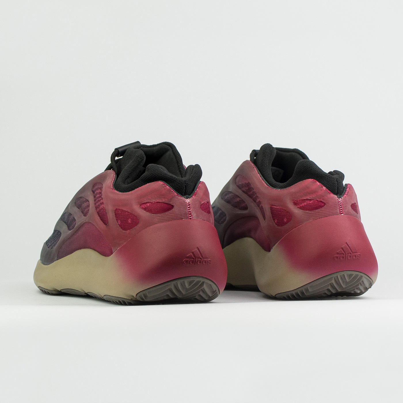 Кроссовки Adidas Yeezy Boost 700 v3 Wmns Fade Carbon Кроссовки Adidas Yeezy Boost 700 v3 Wmns Fade Carbon