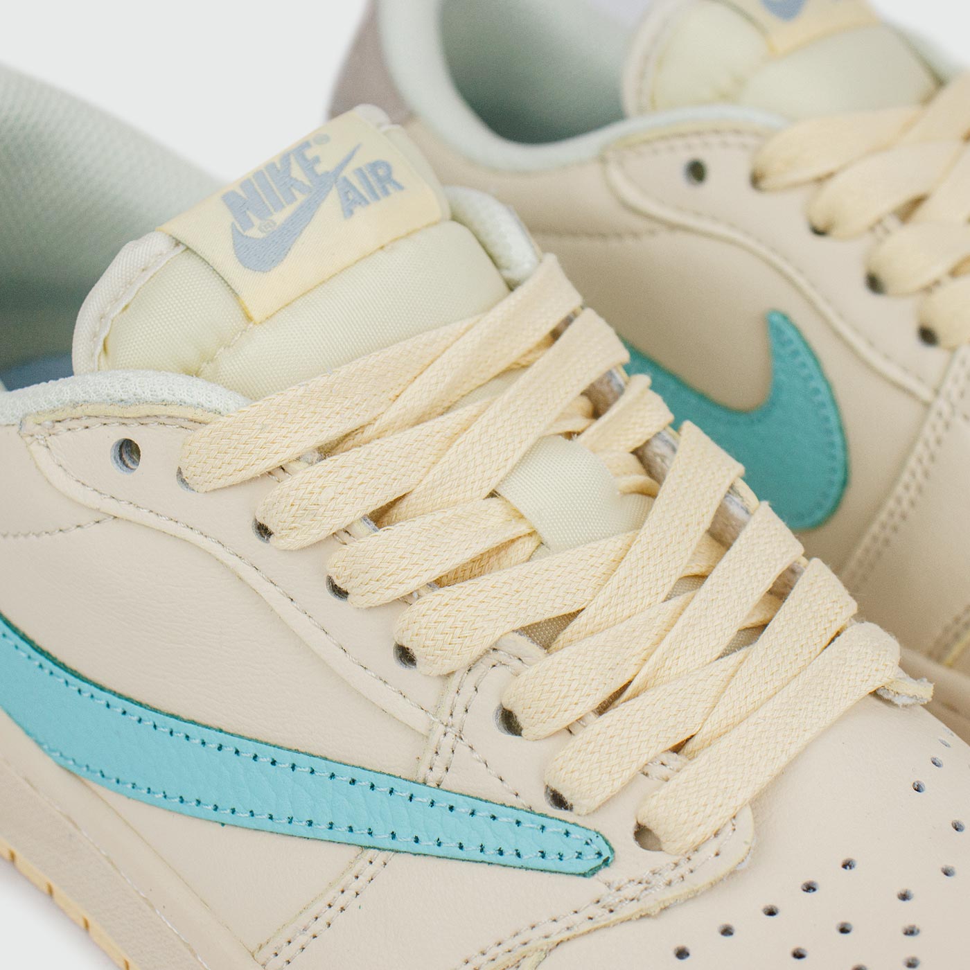 Кроссовки Air Jordan 1 Low x Travis Scott Beige Wmns Кроссовки Air Jordan 1 Low x Travis Scott Beige Wmns
